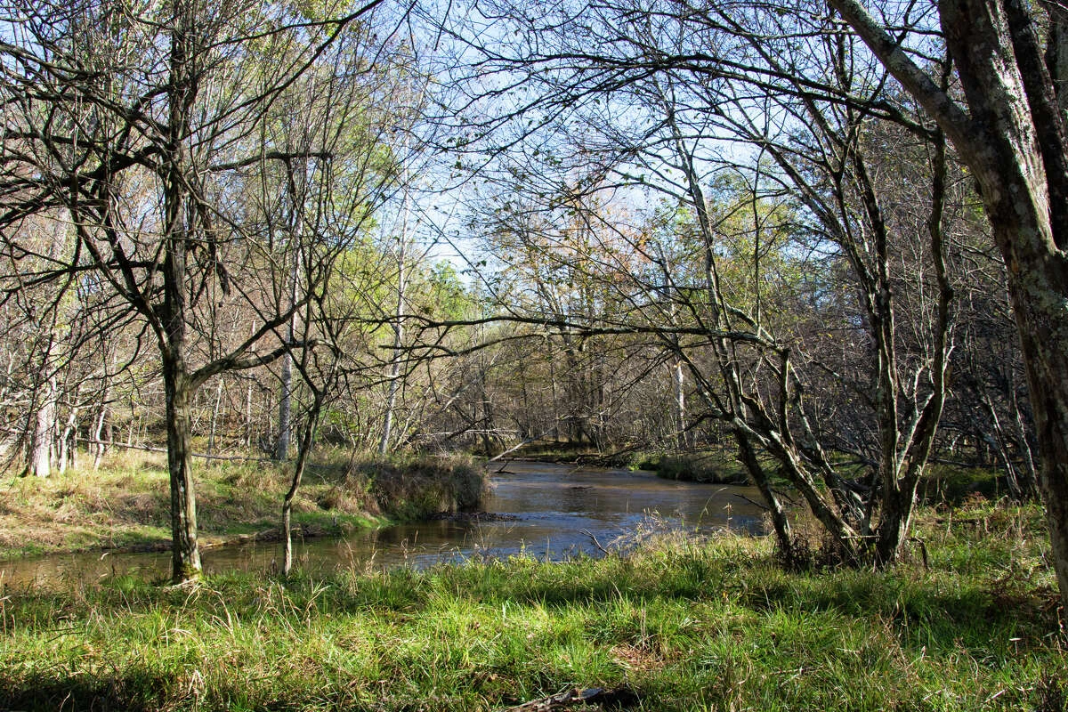 The property is located along the banks of the Petit Bras Sud of the Rivière du Père Marquette