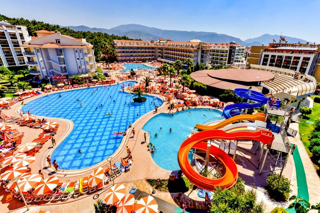 At Green Nature Resort and Spa, there are five swimming pools, including two children's pools and one pool with freshwater section and children's slides.
