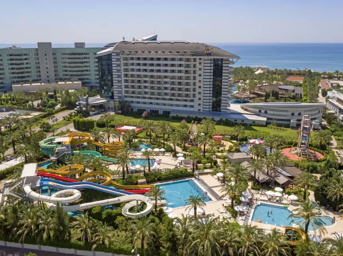 The Royal Wings Hotel has three outdoor swimming pools, one of which is the largest pool in the Lara area. A water park with nine slides is also available for children and adults.
