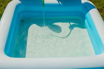 Dad shares a genius tip for filling a giant paddling pool without a hose